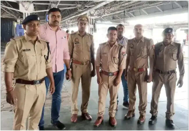 प्रयागराज जंक्शन पर फर्जी आरपीएफ दरोगा गिरफ्तार