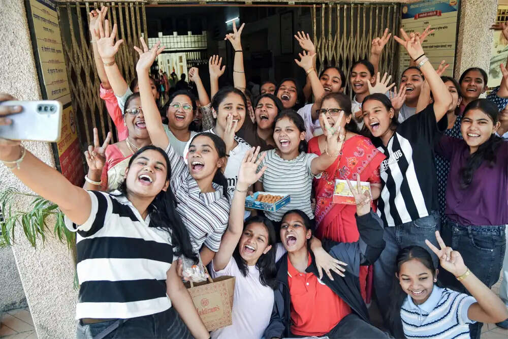 सीबीएसई 12वीं के नतीजे: इस साल गिरावट, लड़कियों ने फिर मारी बाजी