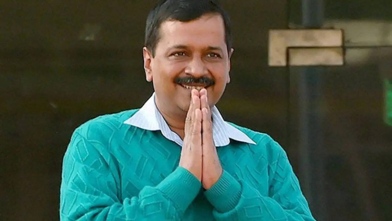 दिल्ली में राजनीतिक बहस: केजरीवाल के समय की यादें और वर्तमान चुनौतियाँ