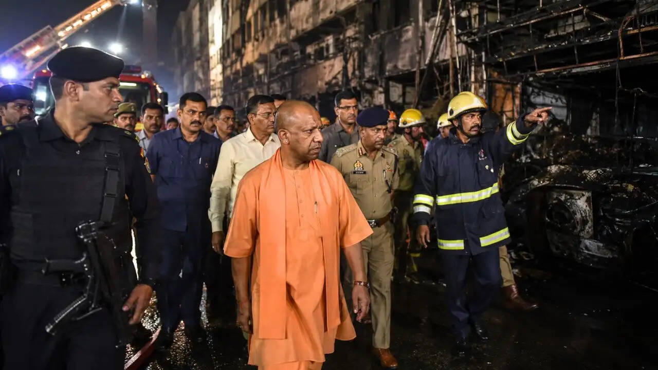 लखनऊ अग्निकांड: मुख्यमंत्री योगी आदित्यनाथ ने अलीगढ़ दौरा रद्द कर लौटे