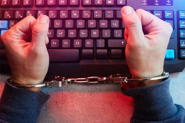 लखनऊ में साइबर ठगी: पूर्व अधिकारी को 48 घंटे तक बंधक बनाकर लूटे 12 लाख रुपये