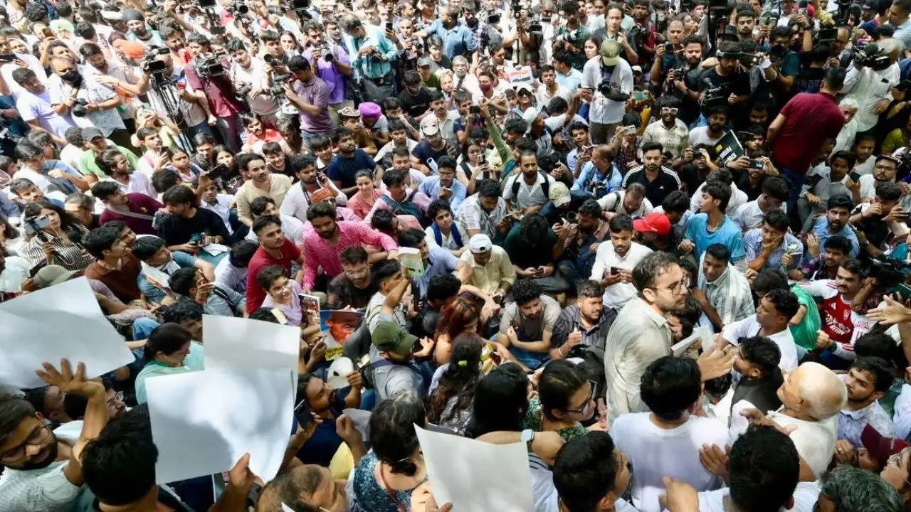 दिल्ली में कॉकरोच जनता पार्टी का बड़ा विरोध प्रदर्शन