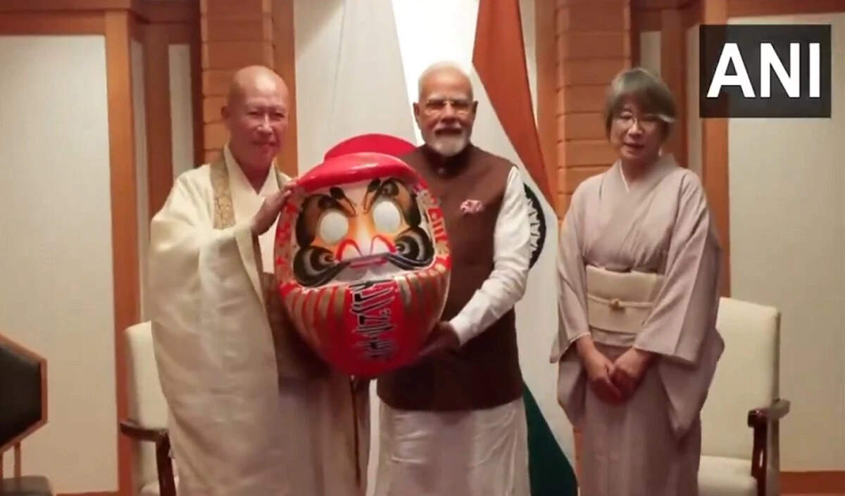 प्रधानमंत्री मोदी ने जापान में दारुमा गुड़िया प्राप्त की