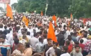 तेहपुर में धार्मिक तनाव: मकबरे पर भगवा झंडा लगाने से हुआ बवाल