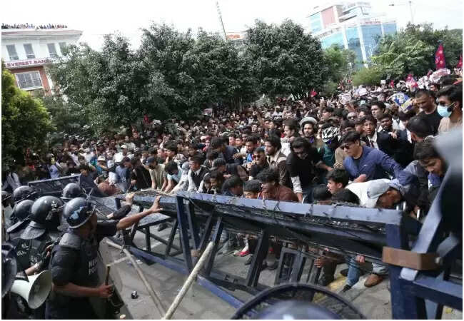 नेपाल में GEN-Z आंदोलन: सरकार ने सोशल मीडिया बैन हटाया
