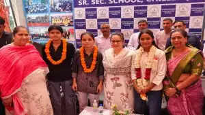 हरियाणा 12वीं बोर्ड की टॉपर दीपिका को स्वास्थ्य मंत्री ने दी बधाई