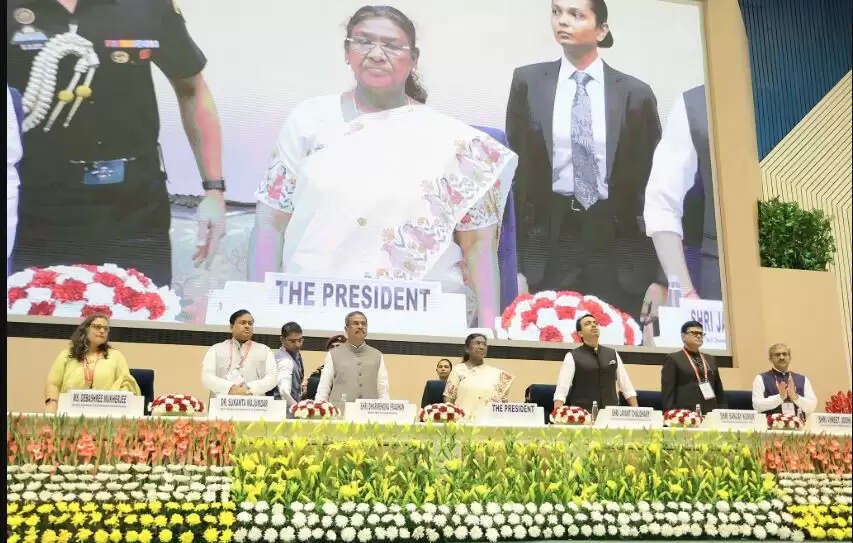 राष्ट्रपति मुर्मू ने शिक्षकों के योगदान की सराहना की