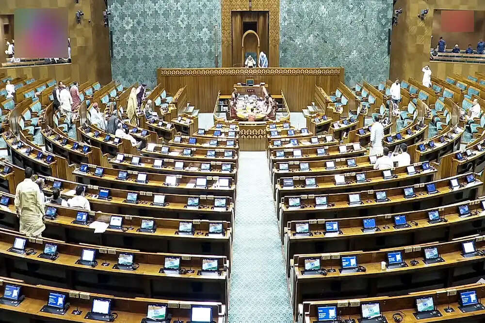 लोकसभा में हंगामे के बीच 8 सांसदों का निलंबन और एलपीजी संकट पर चर्चा