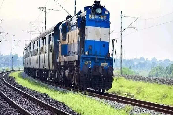 उत्तर भारत में धुंध के कारण 56 रेलगाड़ियां रद, जानें पूरी सूची