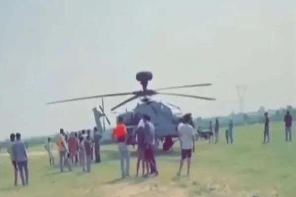 पठानकोट में अपाचे हेलीकॉप्टर की आपात लैंडिंग, ग्रामीणों की भीड़ जुटी