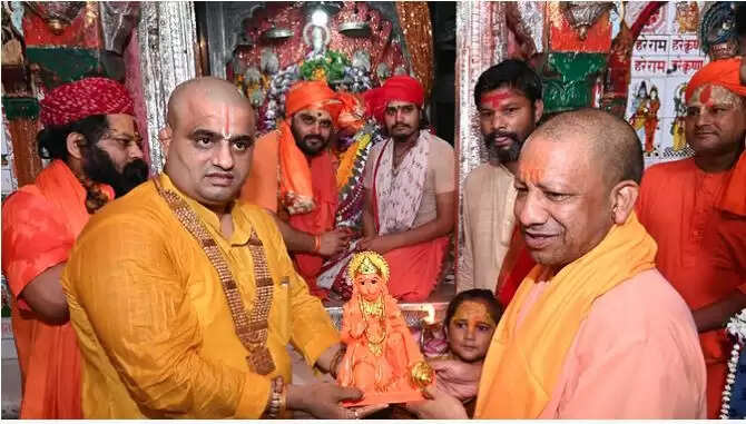मुख्यमंत्री योगी आदित्यनाथ का अयोध्या दौरा: हनुमानगढ़ी और राम मंदिर में दर्शन