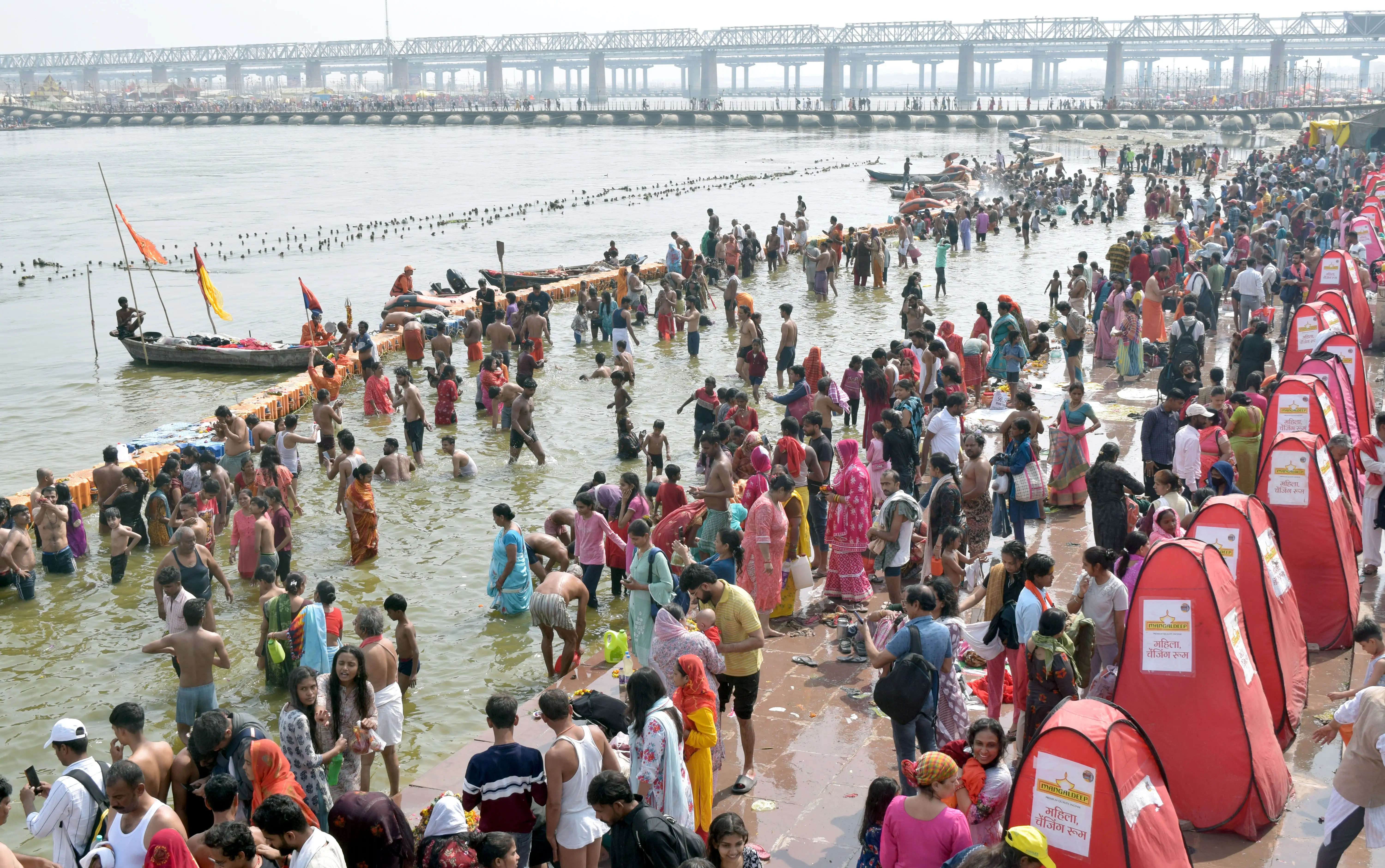 महाशिवरात्रि पर्व पर मेला क्षेत्र में स्थित दशासुमेरघाट पर स्नान करते श्रद्वालु