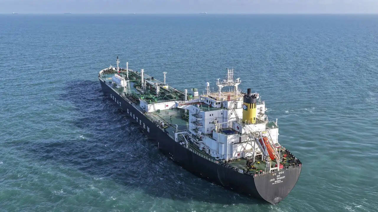 ईरान-अमेरिका संघर्ष: होर्मुज जलडमरूमध्य में बढ़ता तनाव और अनोखी सोशल मीडिया जंग