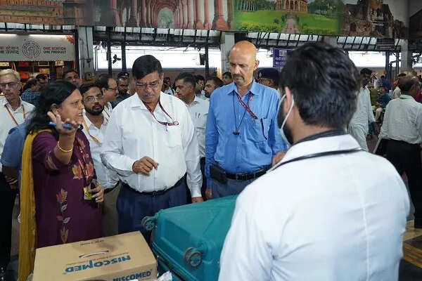 उत्तर रेलवे महाप्रबंधक का दिल्ली जंक्शन पर त्योहारों के लिए निरीक्षण