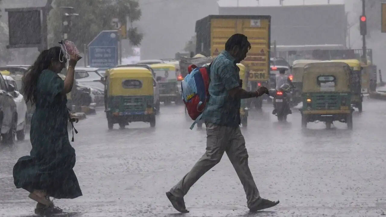 दिल्ली में मौसम का मिजाज बदलने वाला है: बारिश और तेज हवाओं का अलर्ट
