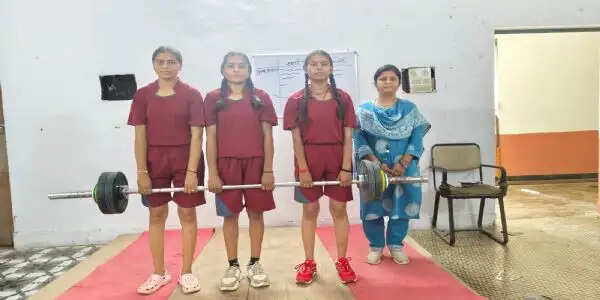 हमीरपुर में&nbsp;गांव की बेटियां उठा रही हैं लोहा, राज्य स्तरीय वेटलिफ्टिंग प्रतियाेगिता में दिखाएंगी दमखम