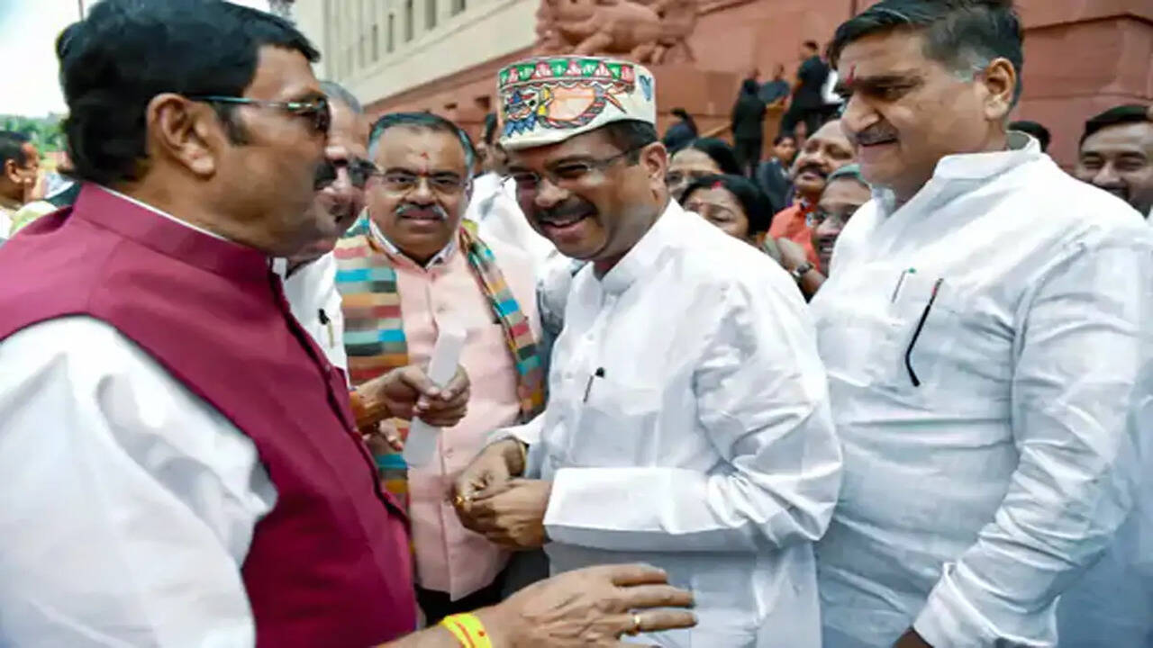 धर्मेंद्र प्रधान पर कांग्रेस का हमला, संसद में हंगामा