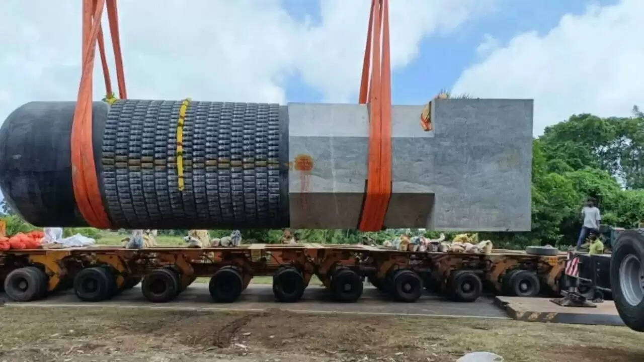 बिहार में विशाल शिवलिंग का आगमन: श्रद्धालुओं का उमड़ा सैलाब