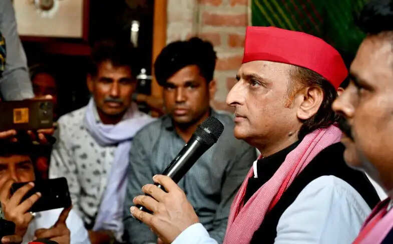 अखिलेश यादव ने शिल्पी कुशवाहा हत्या मामले में पीड़ित परिवार से की मुलाकात