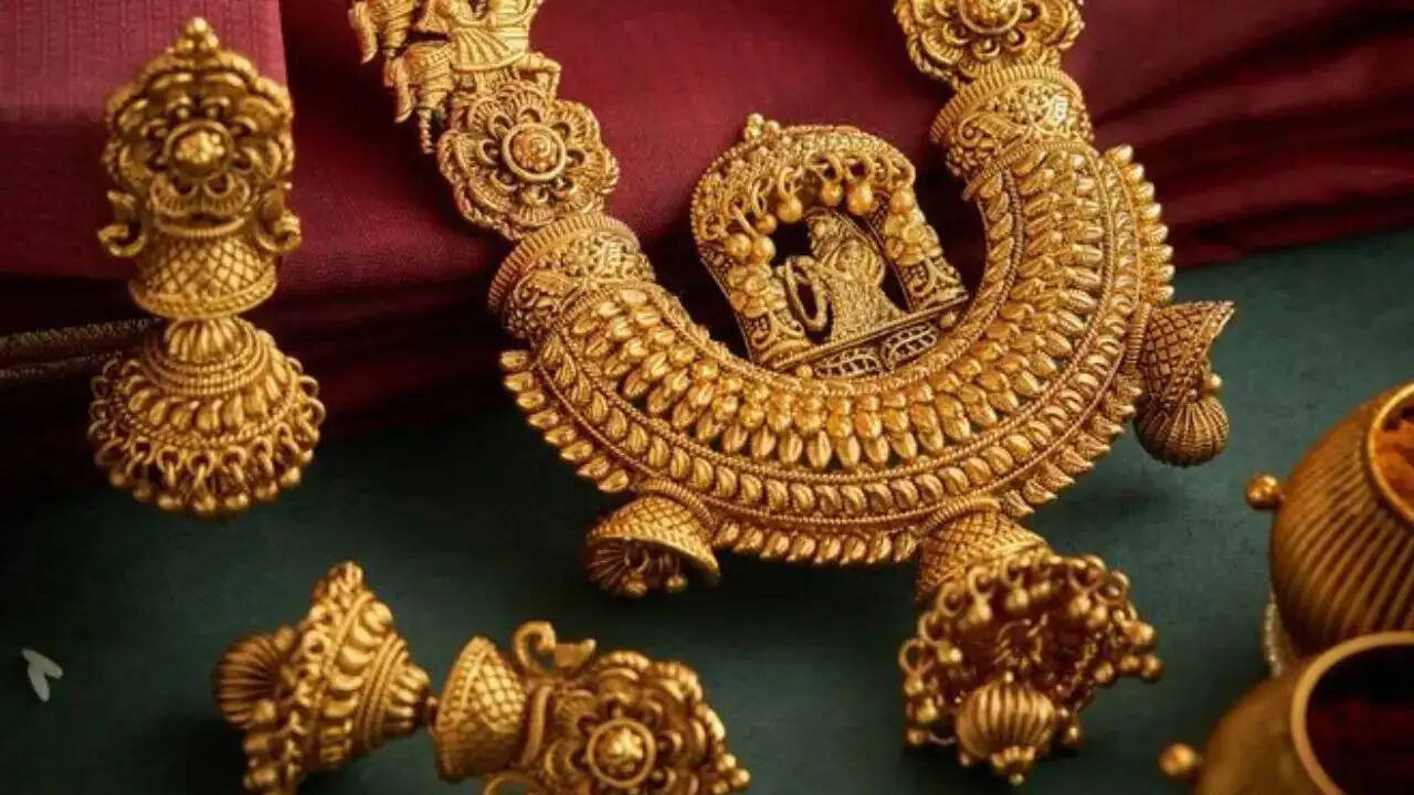 सोने और चांदी की कीमतों में भारी गिरावट, जानें कारण