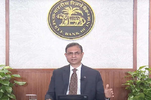 आरबीआई ने ब्याज दरें स्थिर रखीं, महंगाई का अनुमान घटाया