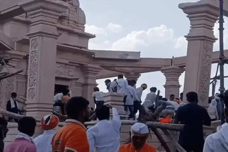 हनुमान मंदिर में छत गिरने से श्रद्धालुओं की जान को खतरा