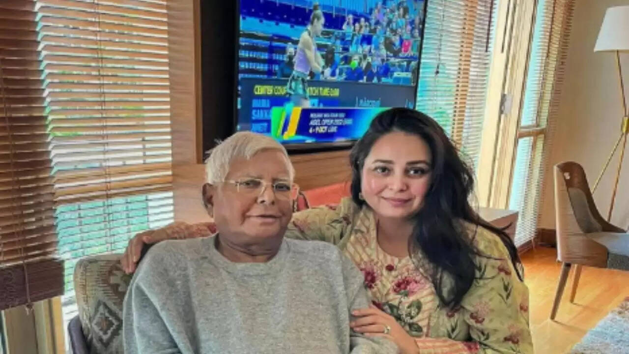 रोहिणी आचार्य ने तेजस्वी यादव के खिलाफ खोला मोर्चा, परिवार में बढ़ी दरार