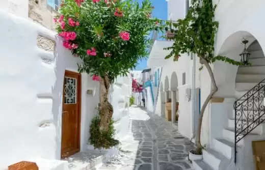 Tinos Island: ग्रीस का छिपा हुआ खजाना और धार्मिक तीर्थ स्थल