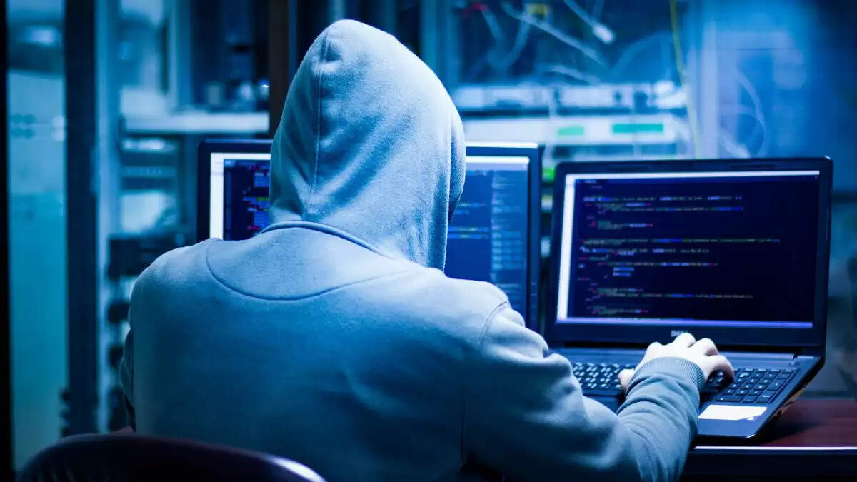 नोएडा में फर्जी दारोगा ने युवती से की लाखों की ठगी