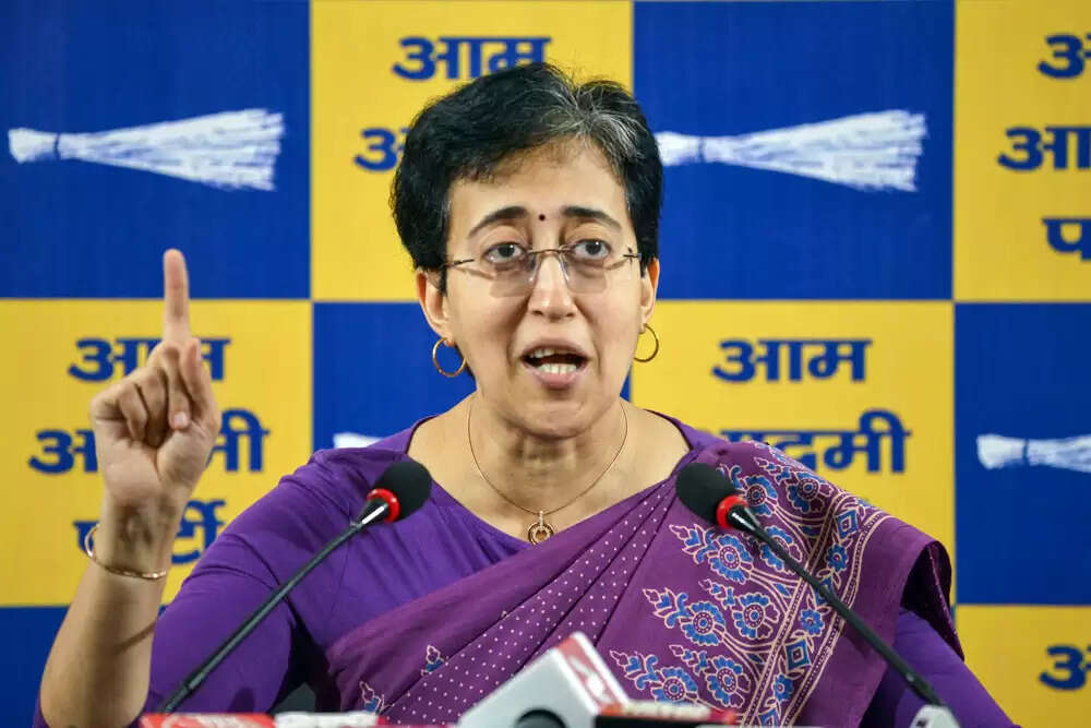 दिल्ली में निजी स्कूलों की फीस वृद्धि पर सियासी विवाद