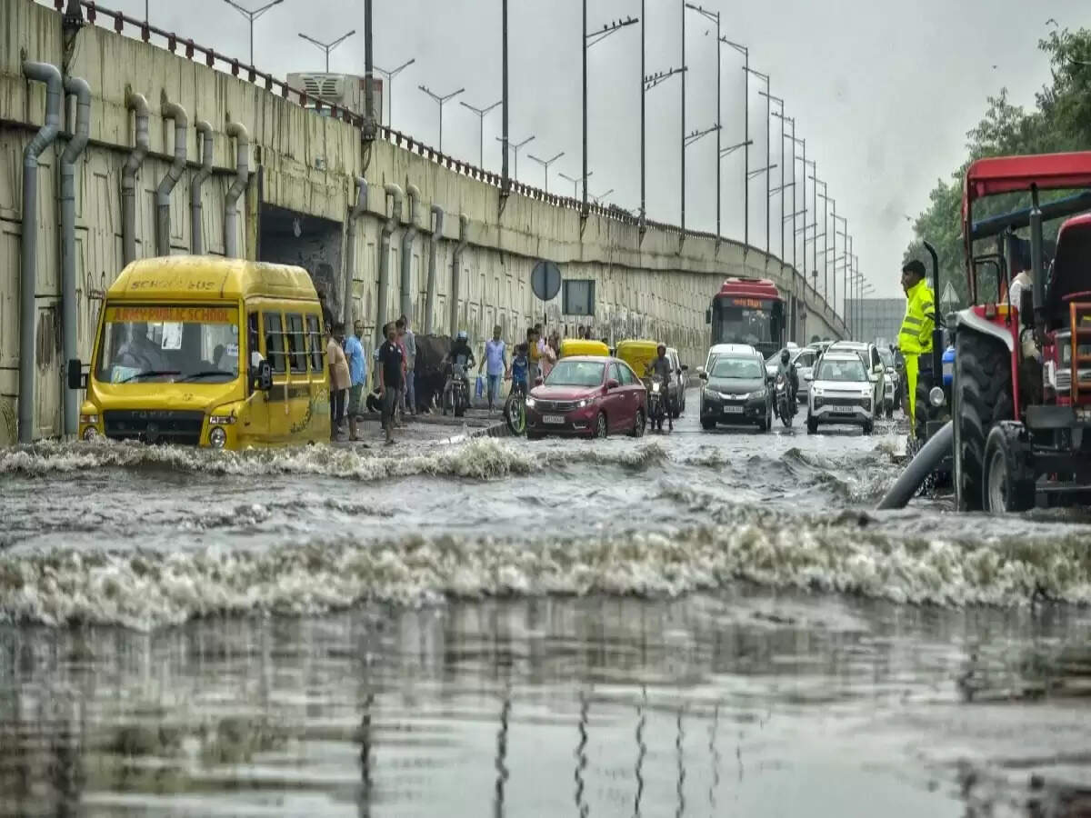 भारत में बारिश से जनजीवन प्रभावित, बाढ़ का खतरा बढ़ा