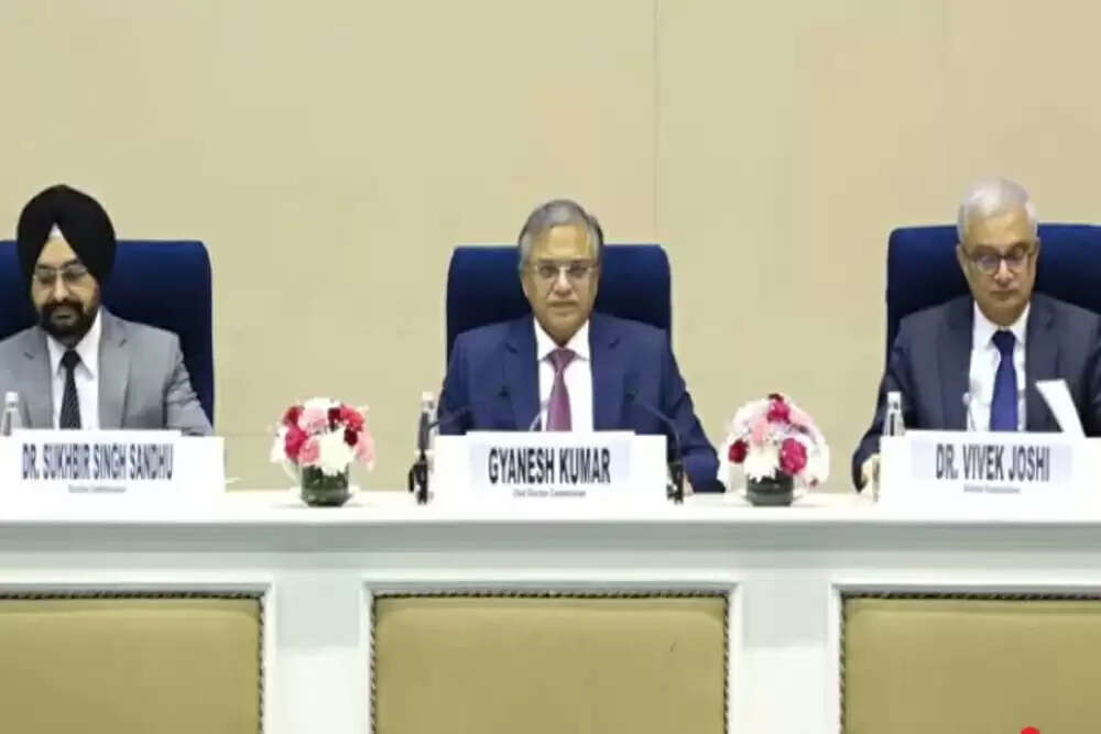 पश्चिम बंगाल चुनाव: मतदाता सूची की जांच और चुनावी प्रक्रिया की चुनौतियाँ