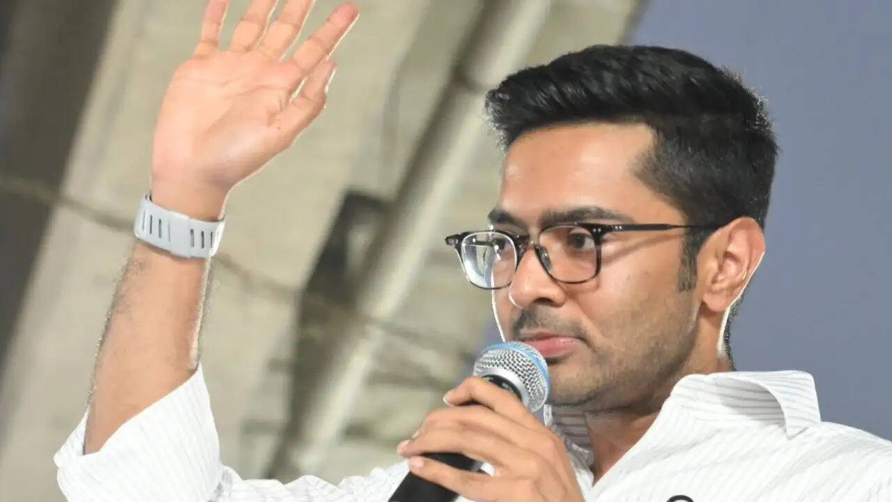 कोलकाता एयरपोर्ट पर अभिषेक बनर्जी के स्वागत में टीएमसी और बीजेपी समर्थकों के बीच झड़प