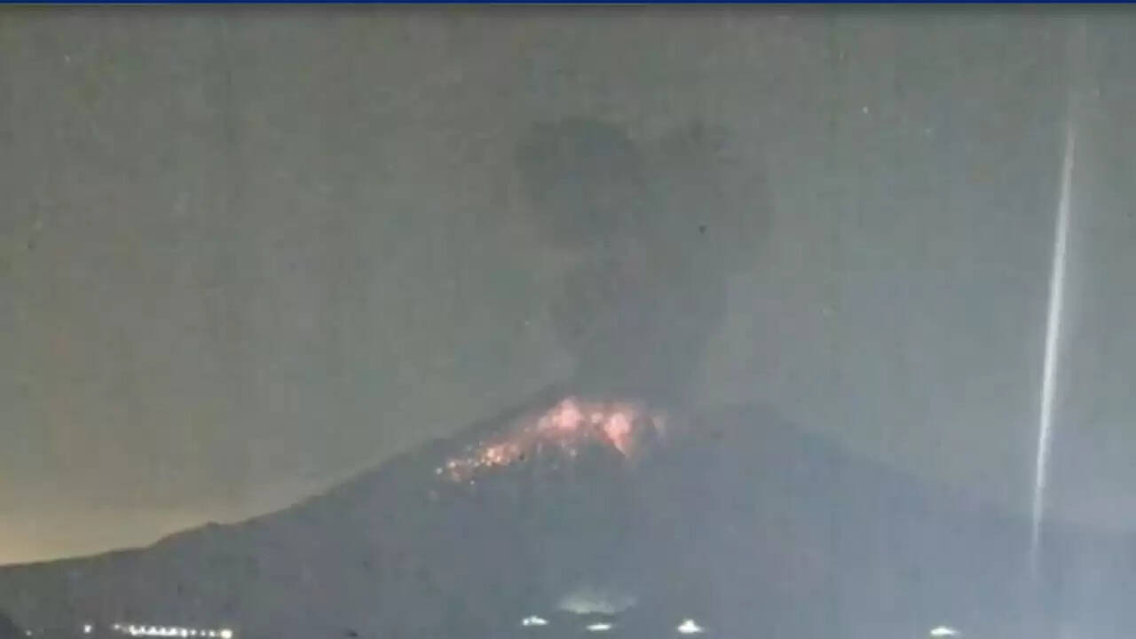 जापान में सकुराजिमा ज्वालामुखी का शक्तिशाली विस्फोट: 30 उड़ानें रद्द