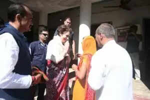 प्रियंका गांधी का महिला बुनकरों से संवाद, बुनकर समुदाय को समर्थन का आश्वासन