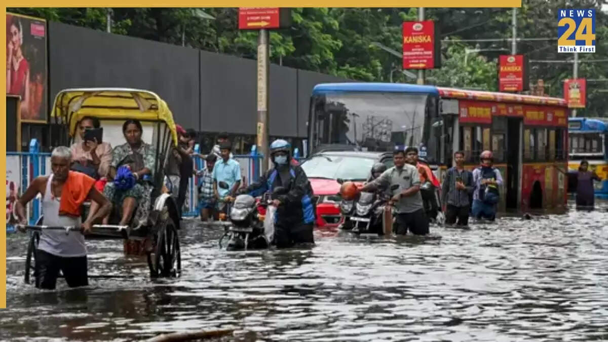 कोलकाता में मूसलधार बारिश से जनजीवन प्रभावित, 30 उड़ानें रद्द