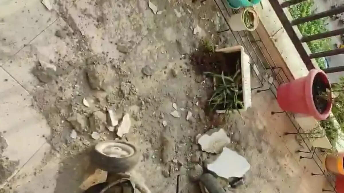 ग्रेटर नोएडा में बारिश से बालकनी का प्लास्टर गिरा, बड़ा हादसा टला