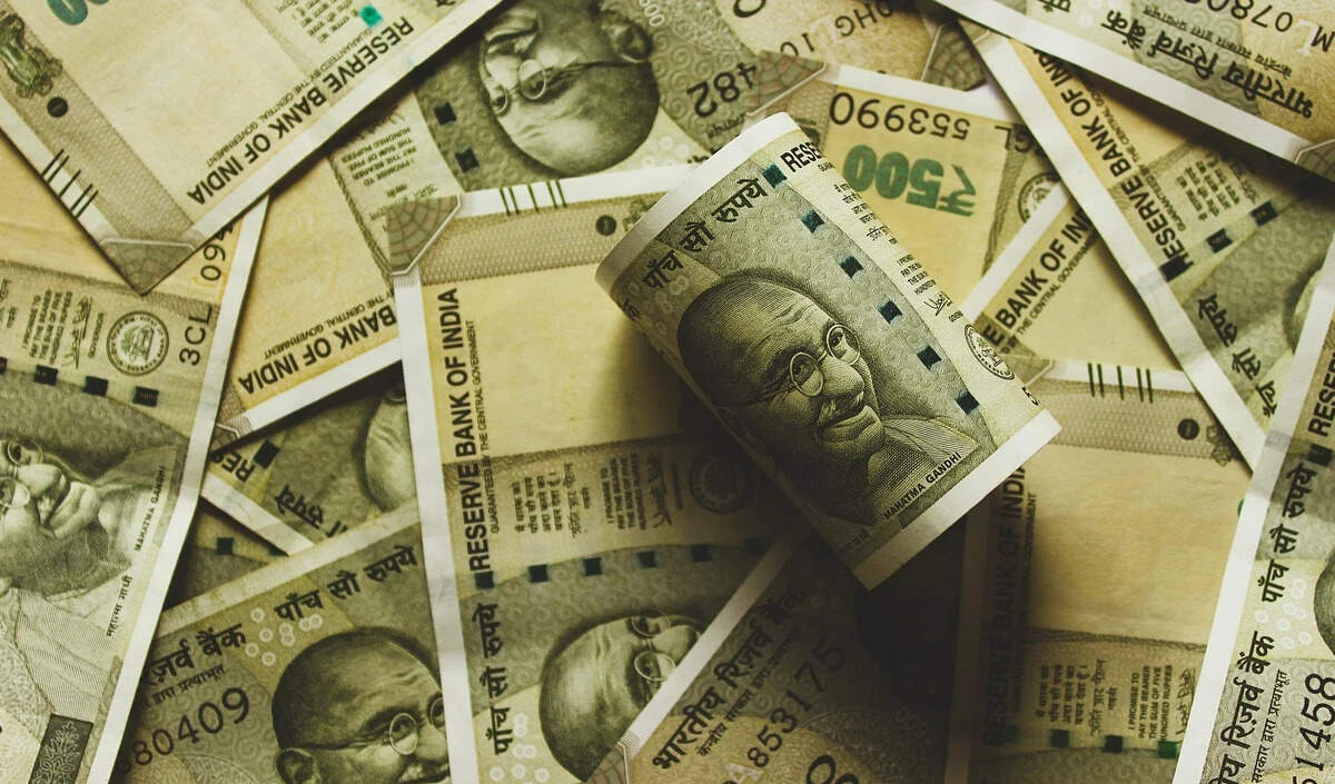 भारतीय रुपये की गिरावट: कच्चे तेल की कीमतों और वैश्विक तनाव का प्रभाव