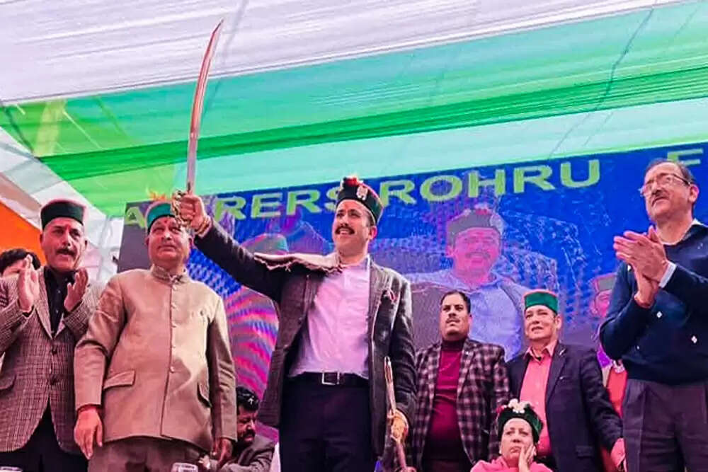 हिमाचल प्रदेश में बाहरी अधिकारियों पर विवाद: कांग्रेस नेता की टिप्पणी