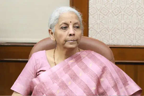 वित्त मंत्री सीतारमण की बैंकों को सख्त चेतावनी: मिस-सेलिंग बर्दाश्त नहीं