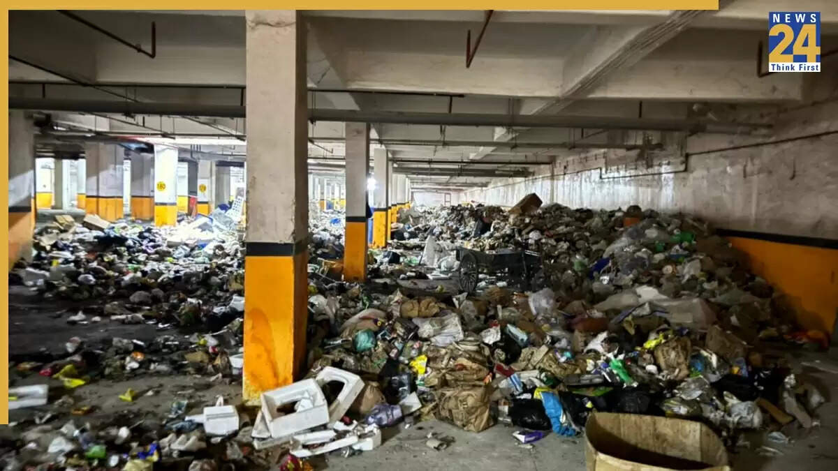 ग्रेटर नोएडा में सोसायटी का बेसमेंट बना कूड़ाघर, स्वास्थ्य पर मंडरा रहा खतरा
