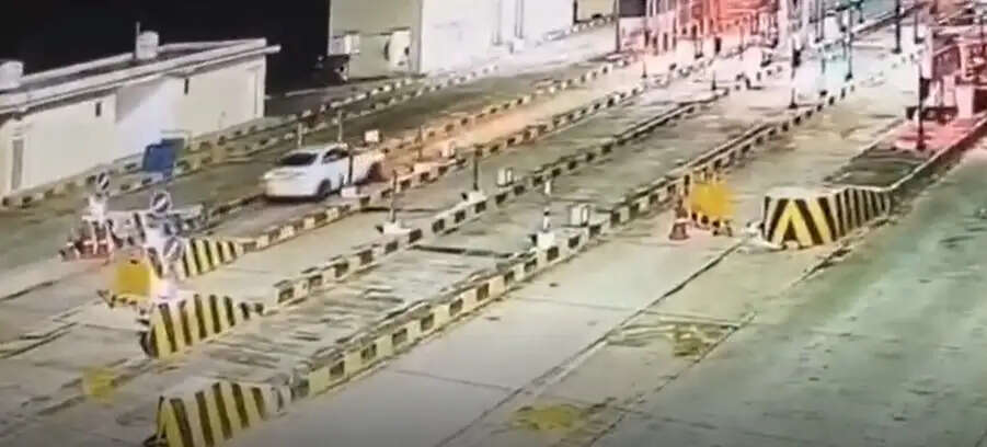 इटावा टोल प्लाजा पर कार सवारों की दबंगई, बैरियर तोड़ने वाले तीन युवक गिरफ्तार