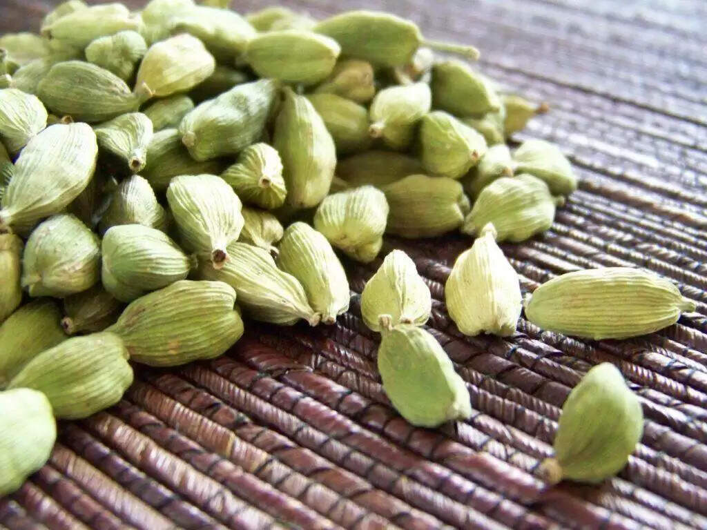 इलायची के अद्भुत स्वास्थ्य लाभ: जानें कैसे यह आपके लिए फायदेमंद है