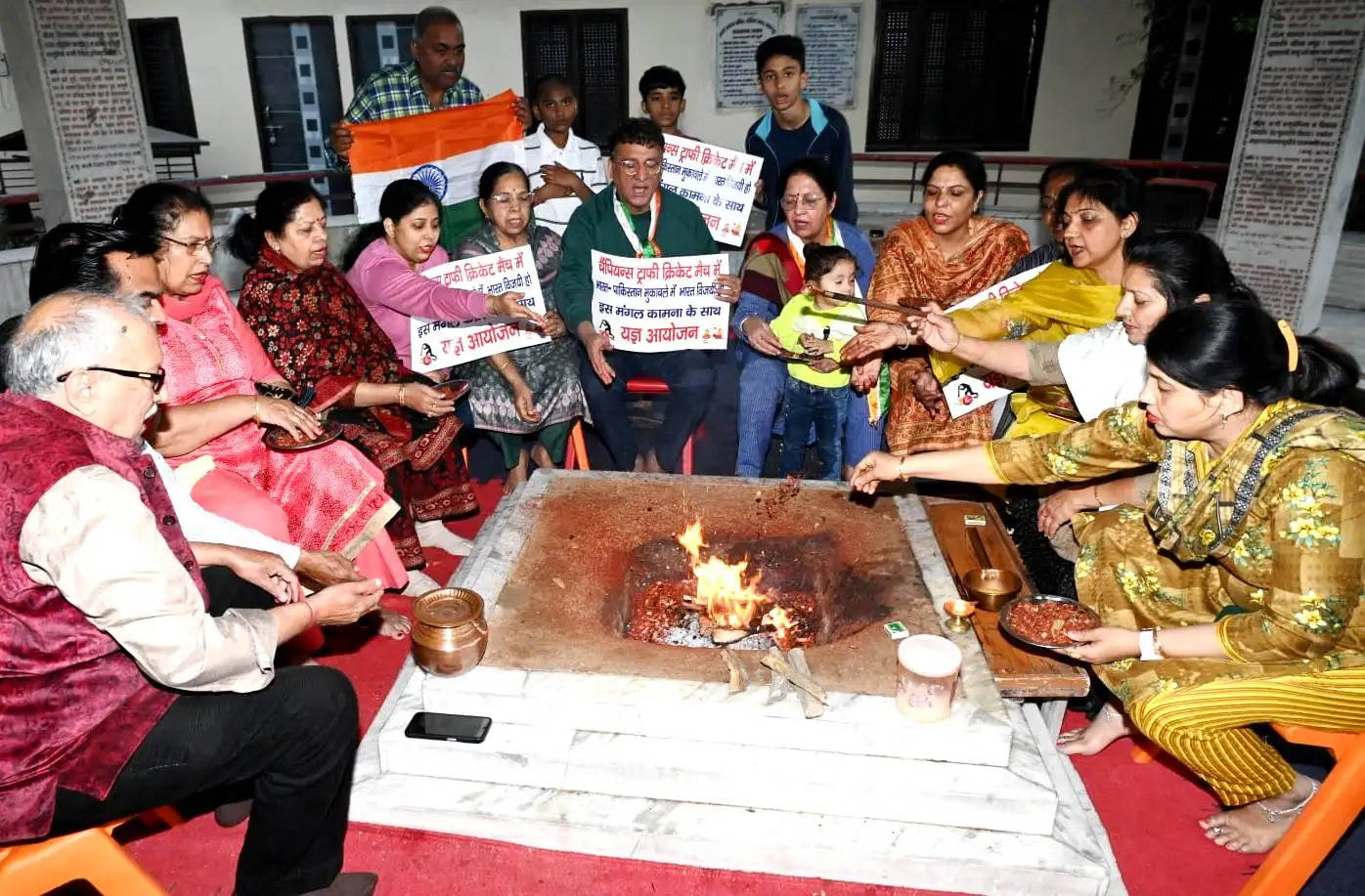 कानपुर में गोविन्द नगर क्षेत्र मे भारतीय क्रिकेट टीम की जीत के लिए हवन किया गया का छायाचित्र