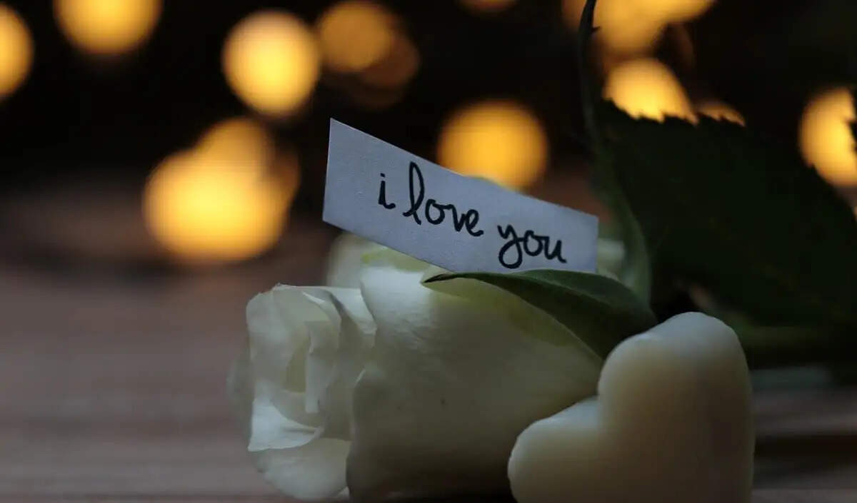 13 अप्रैल 2026 का प्रेम राशिफल: जानें आपकी राशि के लिए क्या है खास