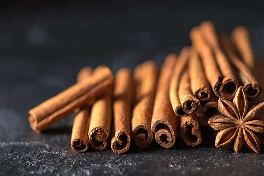 दालचीनी के त्वचा लाभ: जानें कैसे यह आपकी त्वचा को निखार सकती है