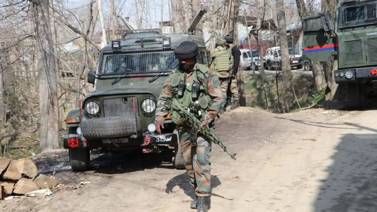 कश्मीर में आतंकवादियों की गिरफ्तारी, सुरक्षा बलों की कार्रवाई तेज