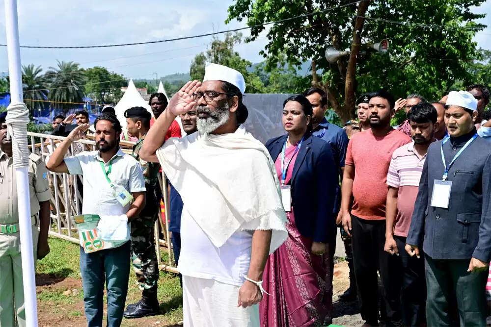 हेमंत सोरेन ने स्वतंत्रता दिवस पर अपने गांव में झंडा फहराया