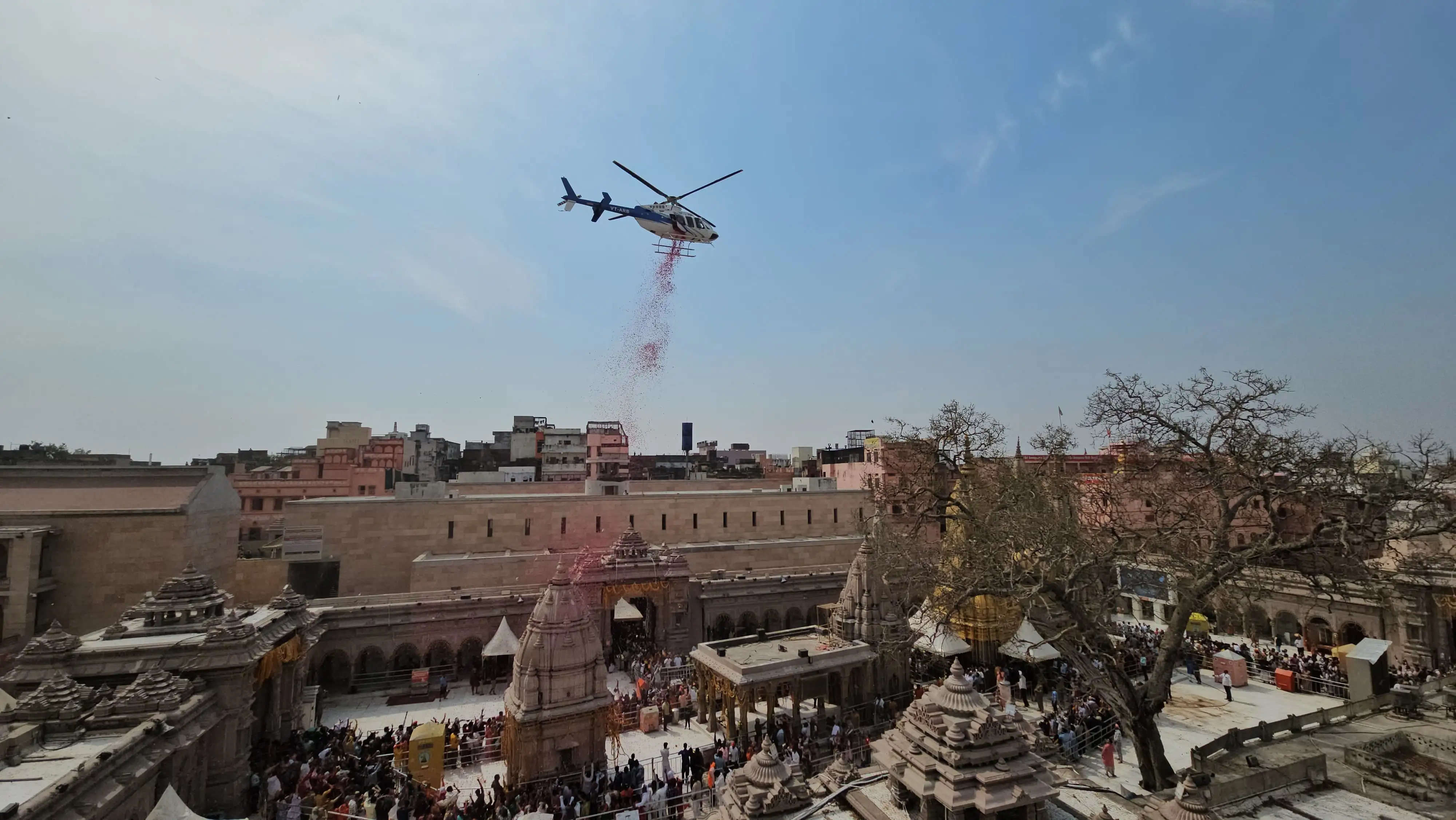 महाशिवरात्रि : काशी विश्वनाथ दरबार में शिवभक्तों पर हेलीकॉप्टर से पुष्पवर्षा