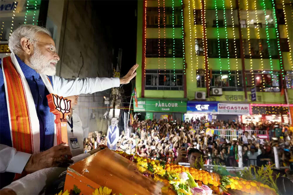 प्रधानमंत्री मोदी का पटना में भव्य रोड शो, नीतीश कुमार की अनुपस्थिति